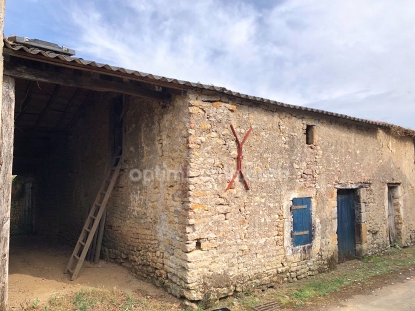 ANCIENNE CABANE DE CHASSEUR, SERVANT DE LIEU DE STOCKAGE