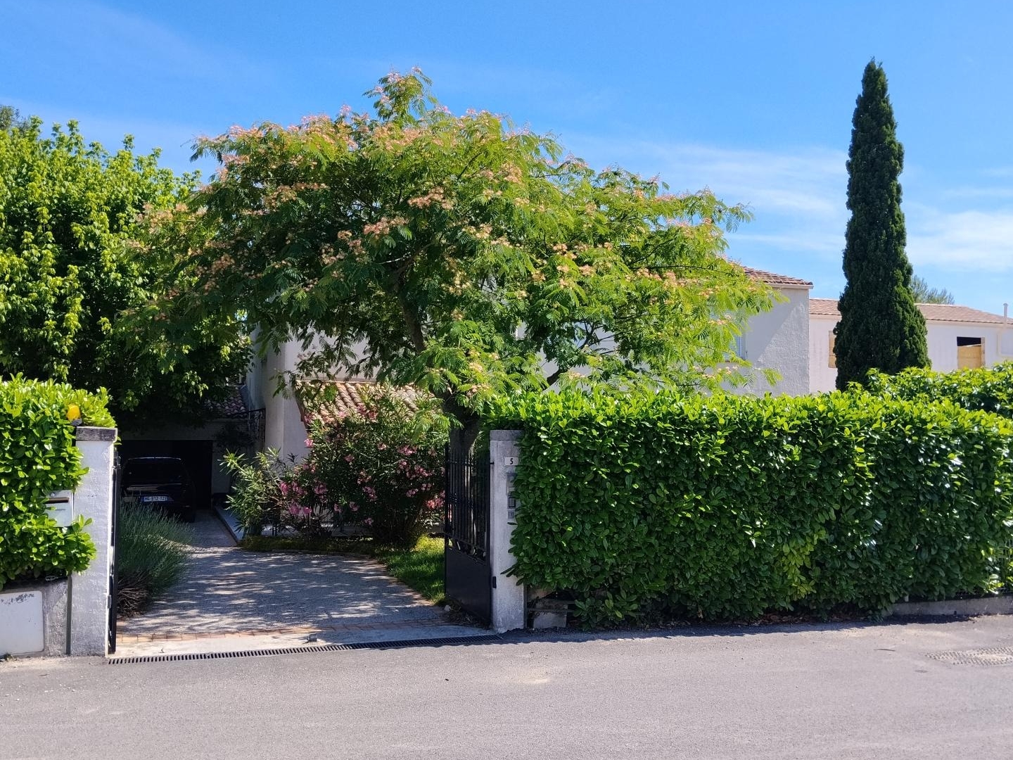 Ensemble immobilier de 2 habitations de 100m2 chacune sur 913 m2 de terrain plat