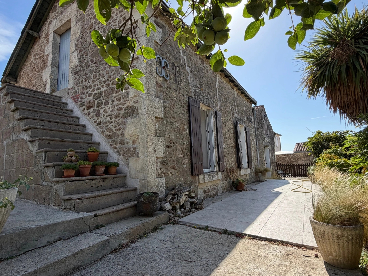 MARSAIS SAINTE RADEGONDE (85570) - ADORABLE MAISON DE PLAIN PIED EN PIERRES AVEC DEPENDANCES ET JARDIN