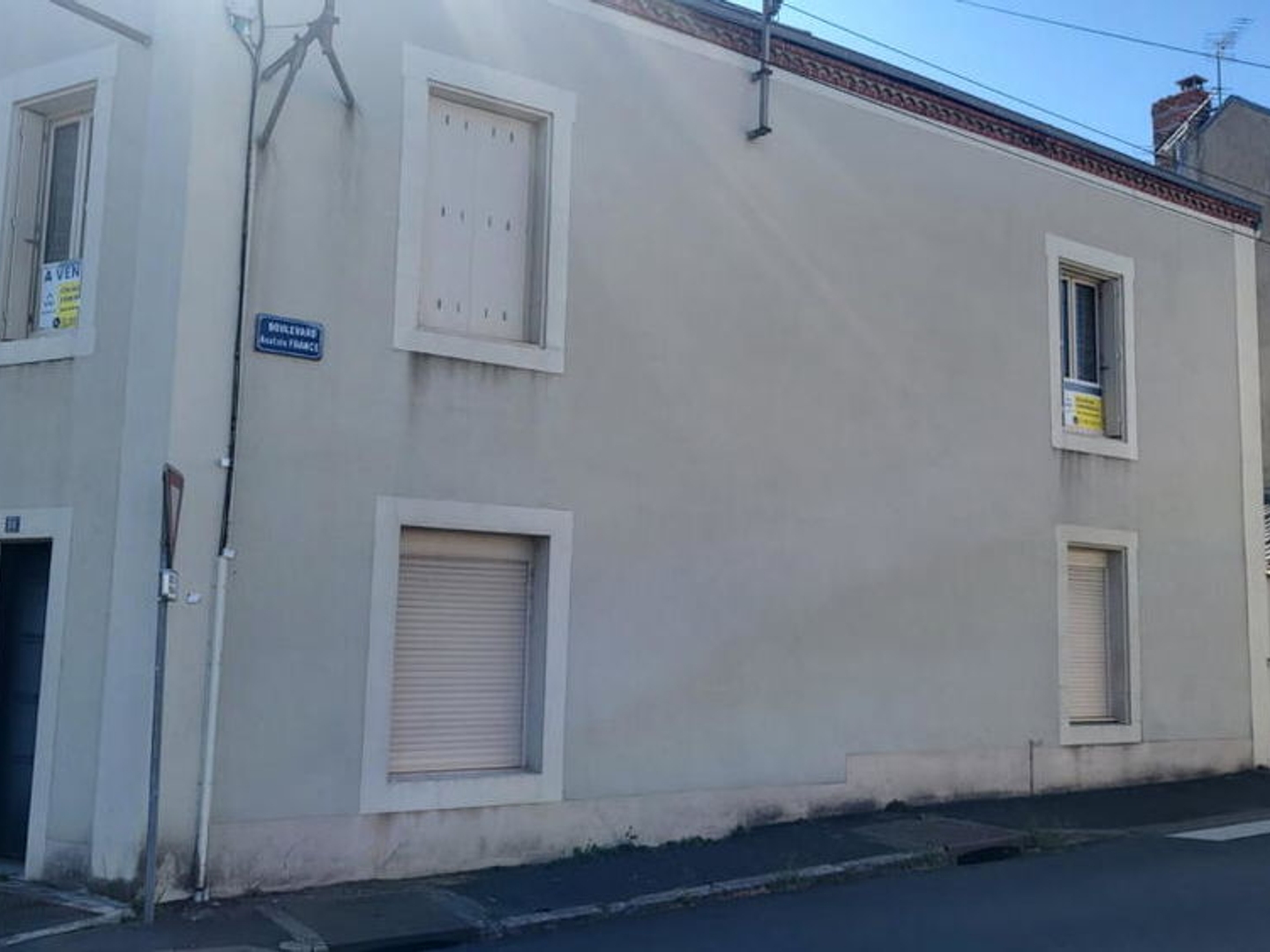 Maison sur étage avec garage et cour centre ville