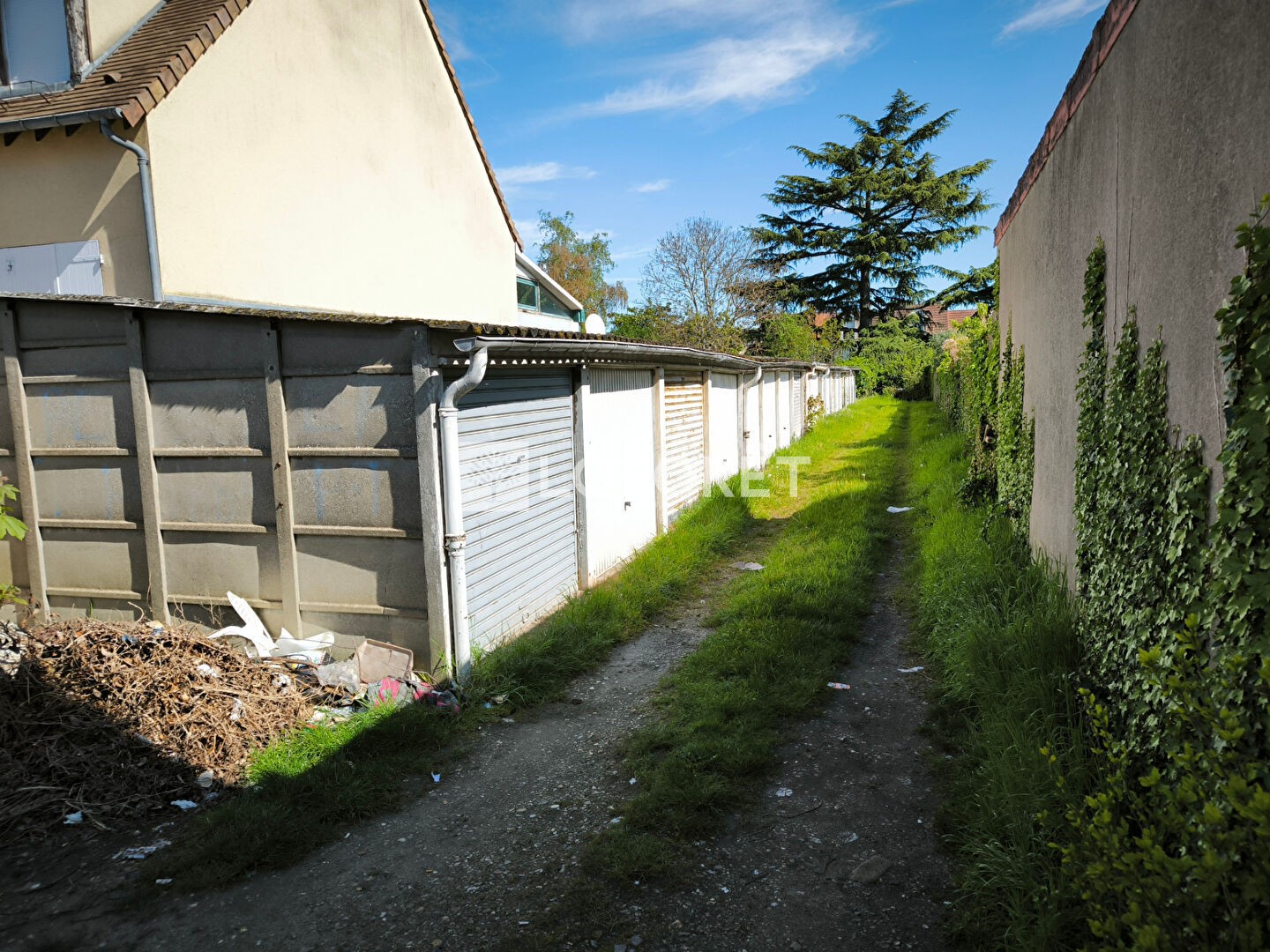 Parking / garage / box à vendre - 15m2 - Mantes-La-Jolie (78200)