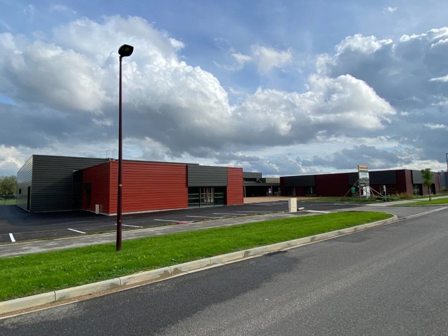 Locaux à vendre - 1341m2 - Sennecey-Le-Grand (71240)