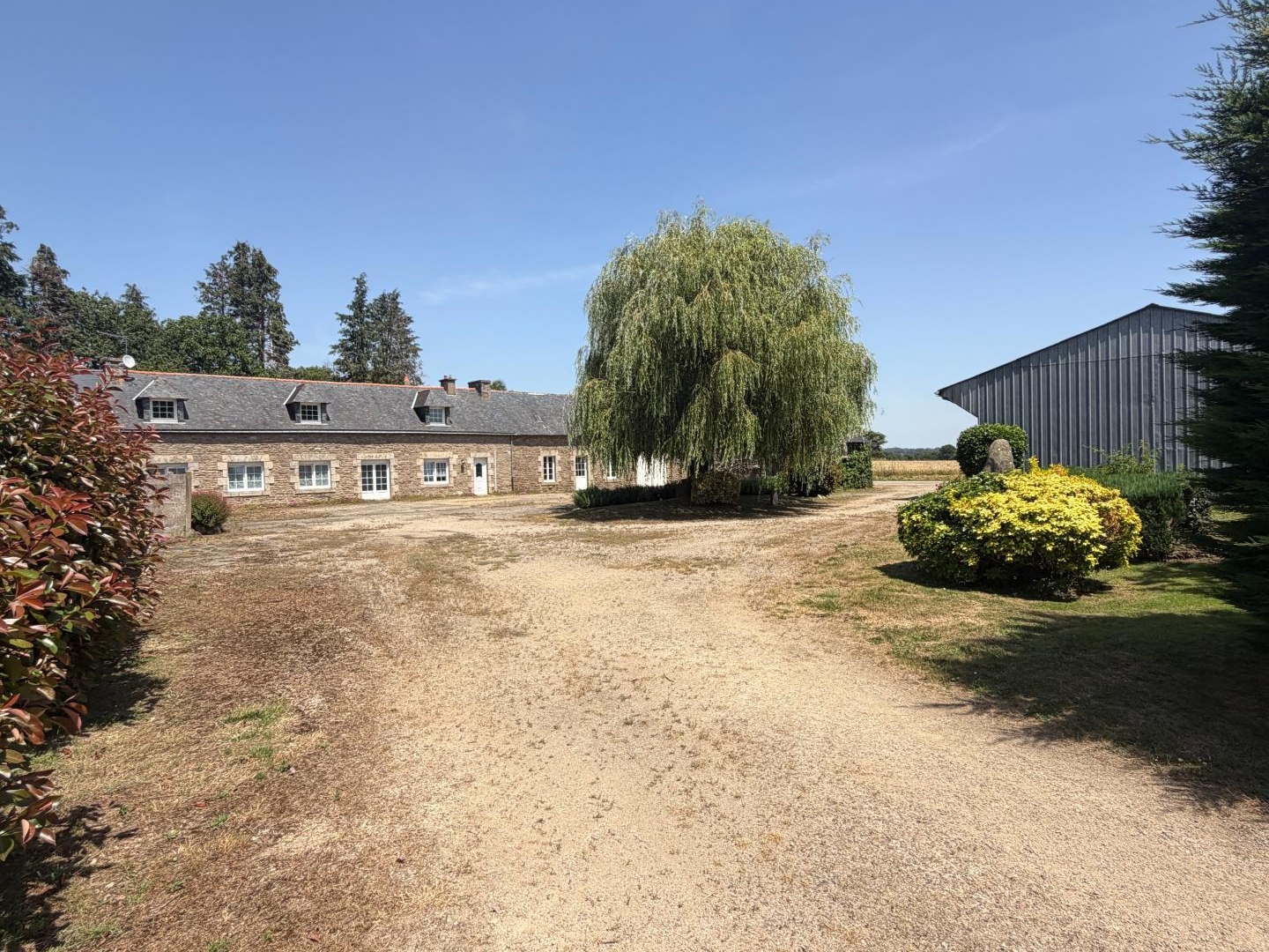 MAGNIFIQUE LONGERE DE 90 M2 SUR TERRAIN DE 12271 M2 AVEC GROS POTENTIEL DE RENOVATION