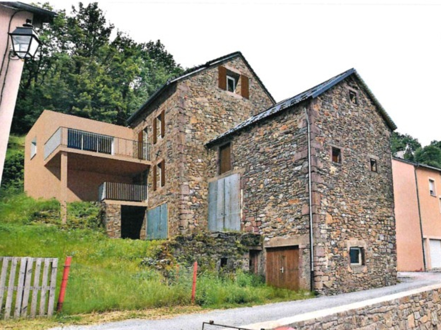 Maison de village avec garage et terrain