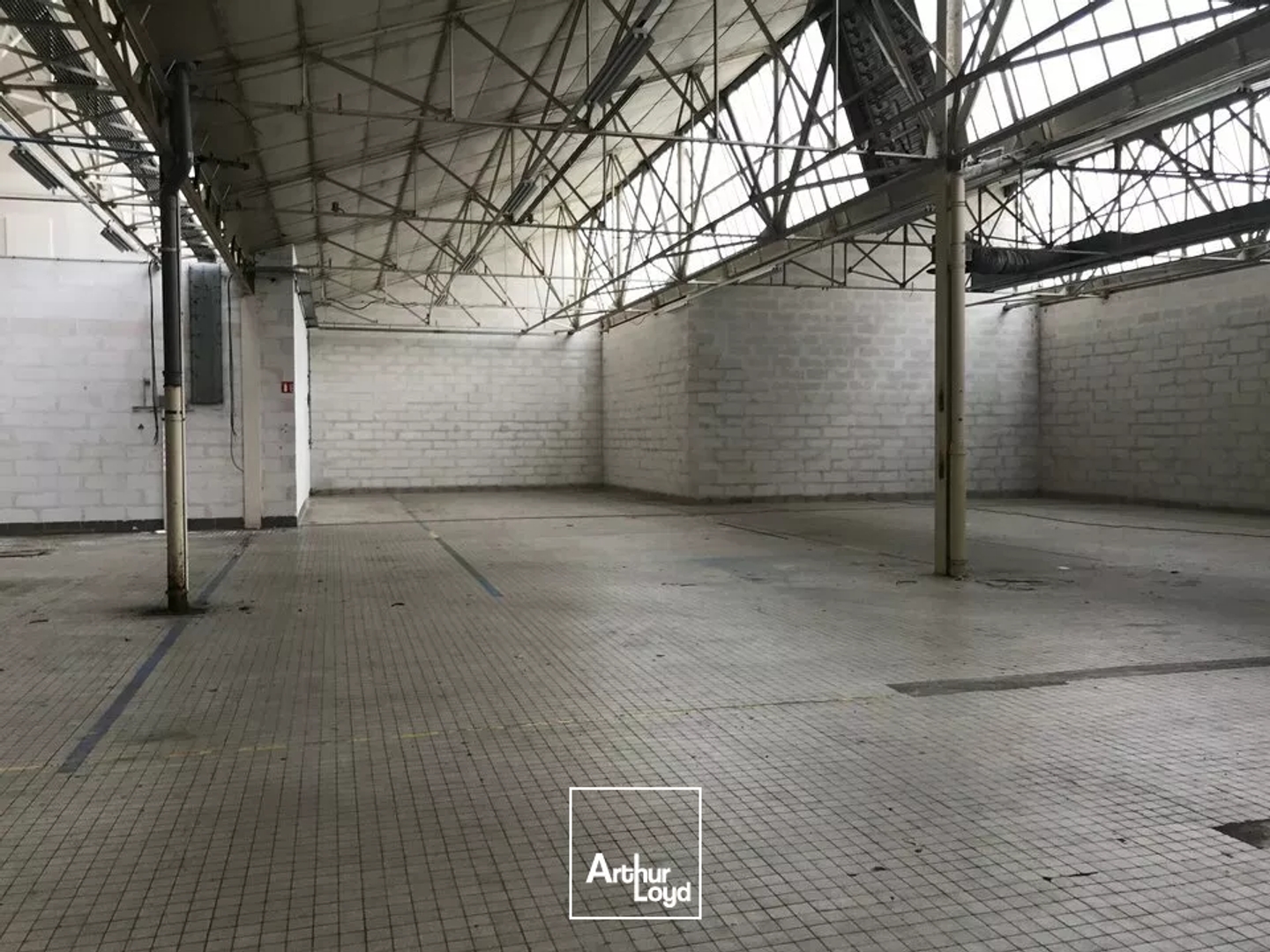Montceau les Mines - Local d'activité 1 680 m² sur terrain de 5135 m² à vendre