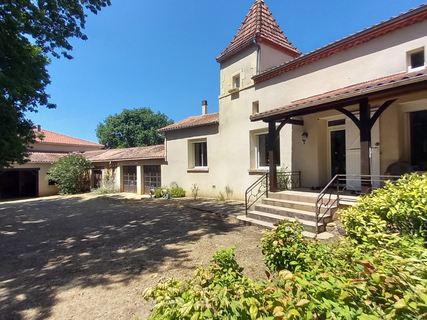 ENSEMBLE IMMOBILIER DE CARACTERE AVEC DEUX HABITATIONS