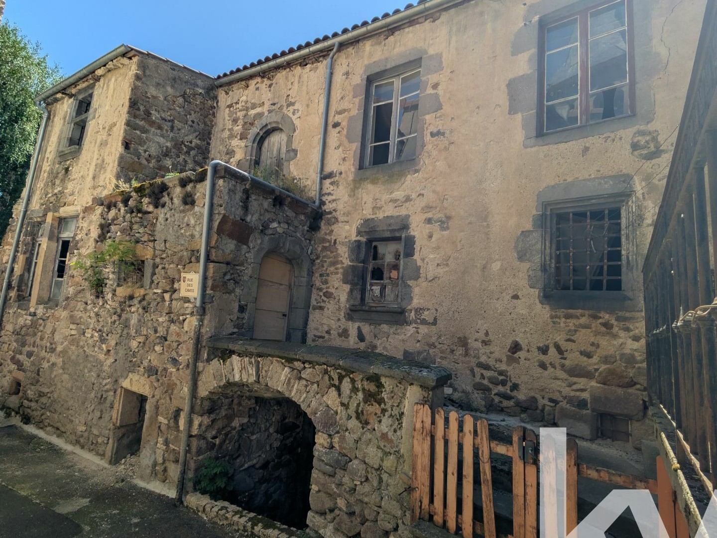 Maison à vendre - 11 pièces - 374m2 - Saint-Floret (63320)