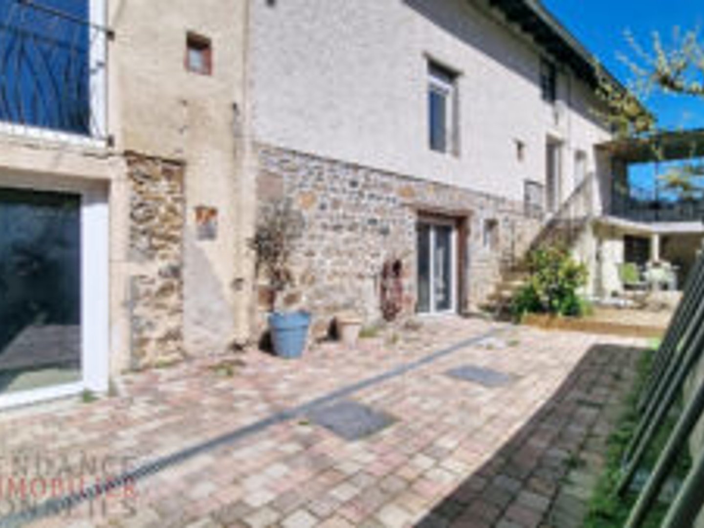 MAISON EN PIERRE BEAUJOLAIS-240M2 HABITABLES -5 CHAMBRES -TERRAIN