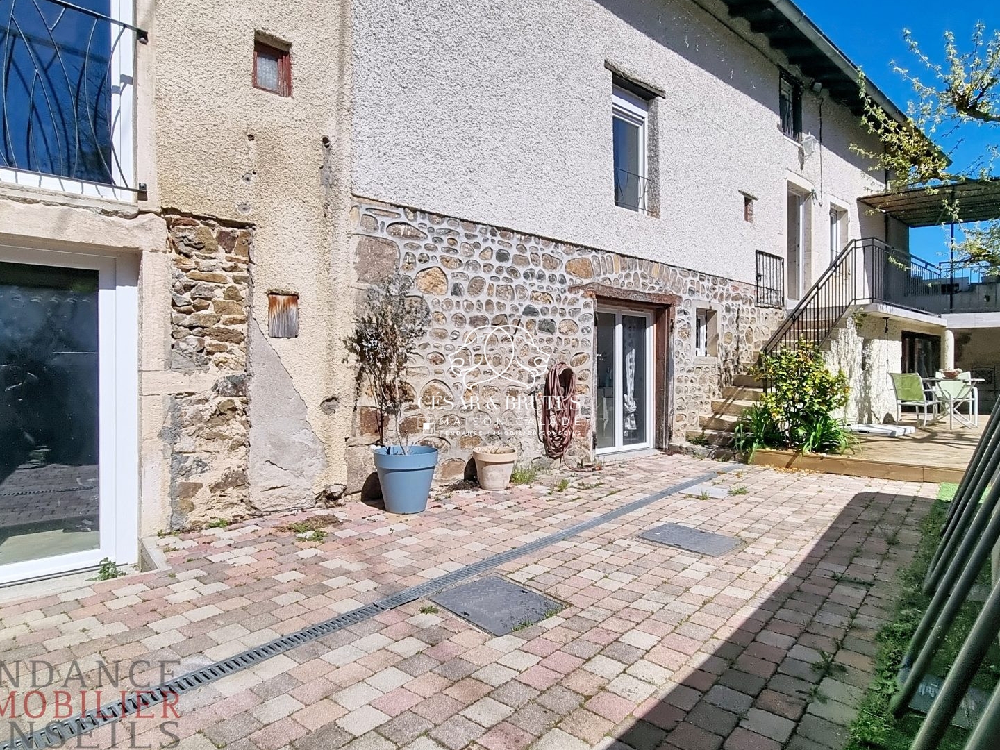 Maison à vendre - 9 pièces - 240m2 - Vaux-En-Beaujolais (69460)