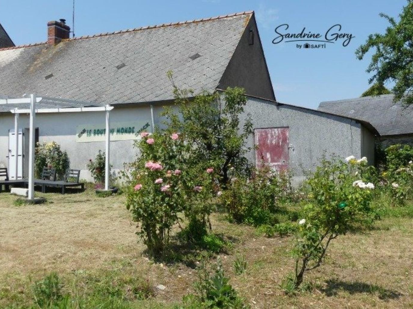 Au calme, découvrez cette maison avec jardin, garage et grenier aménageable offrant un beau potentiel d'évolution.