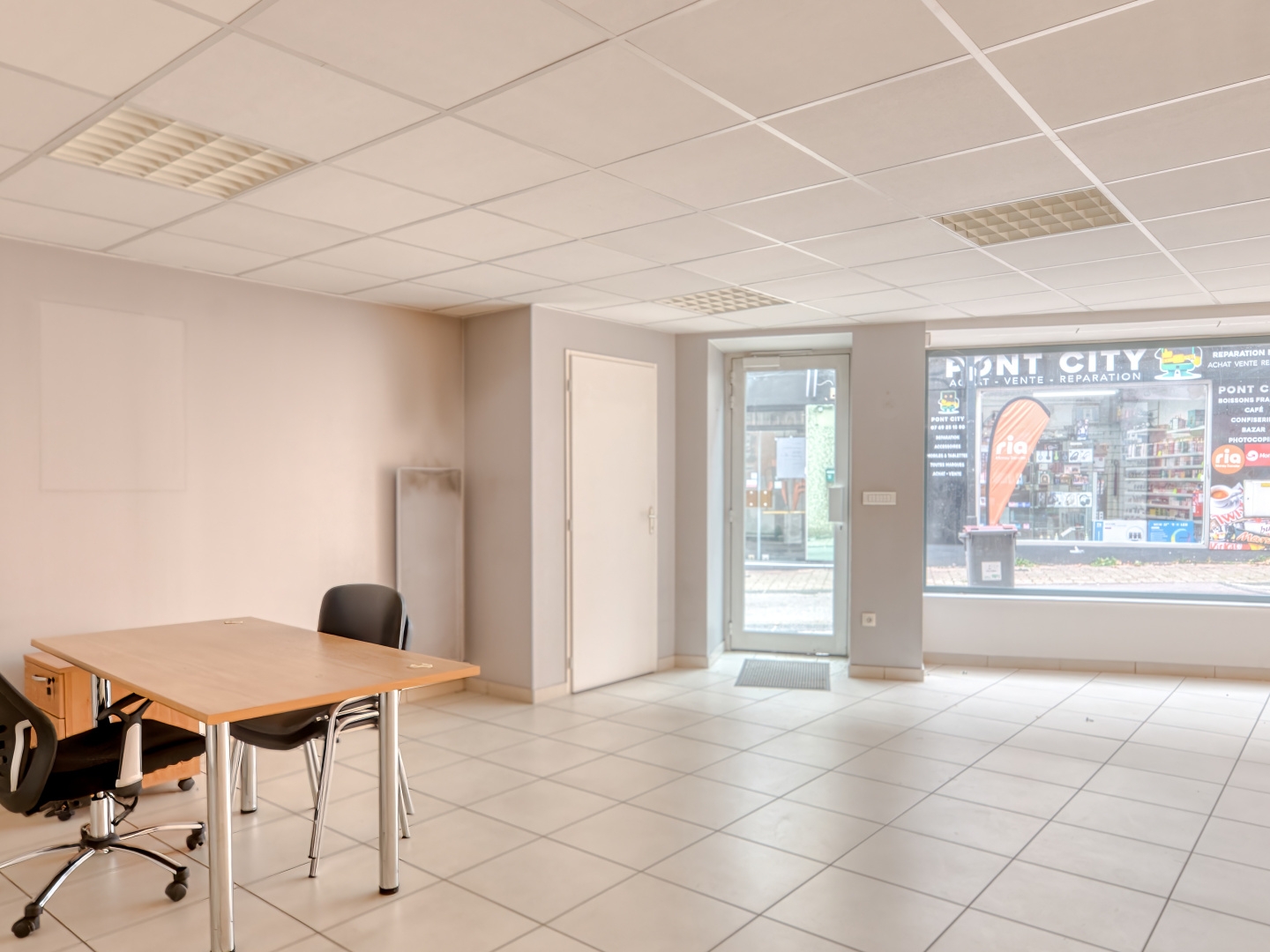 LOCAL COMMERCIAL (ENV. 155 m2 AU TOTAL)