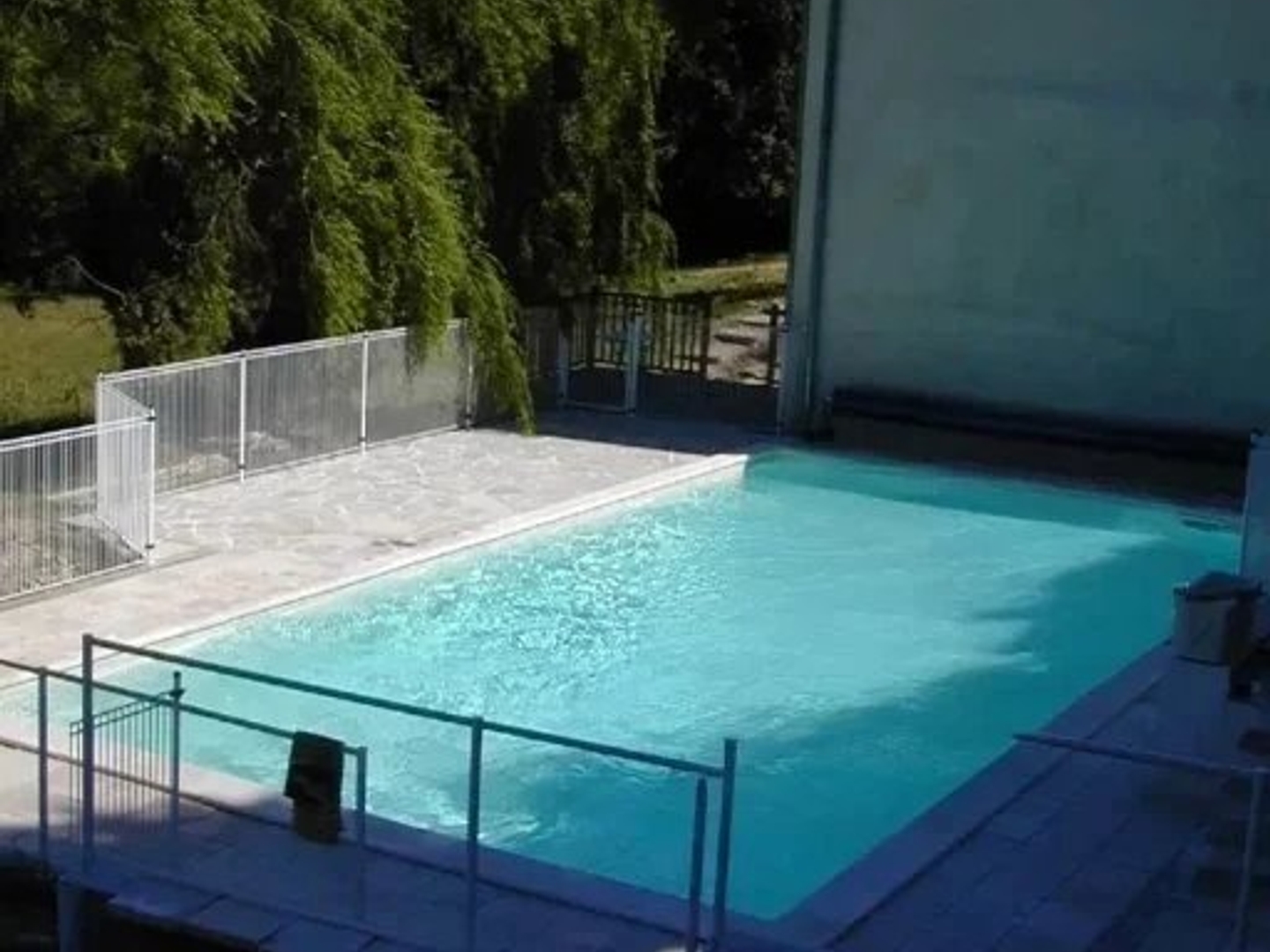 Ensemble immobilier rare avec 3 hectares, piscine, source