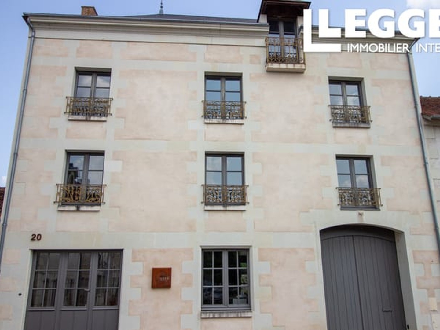 Hôtel Particulier transformé en espace professionnel intra-muros de Richelieu.