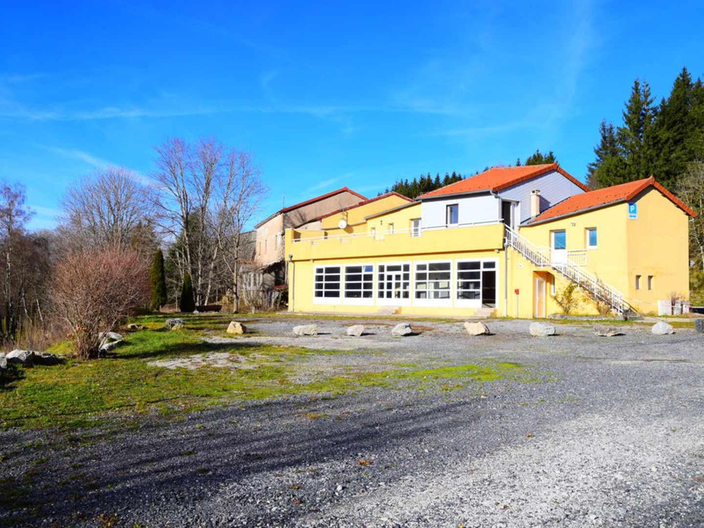 Dépt. 07 - A VENDRE à LANARCE - Local Commercial de 180 m2 et Appartement de 100 m2 - Parcelle de 2.800 m2