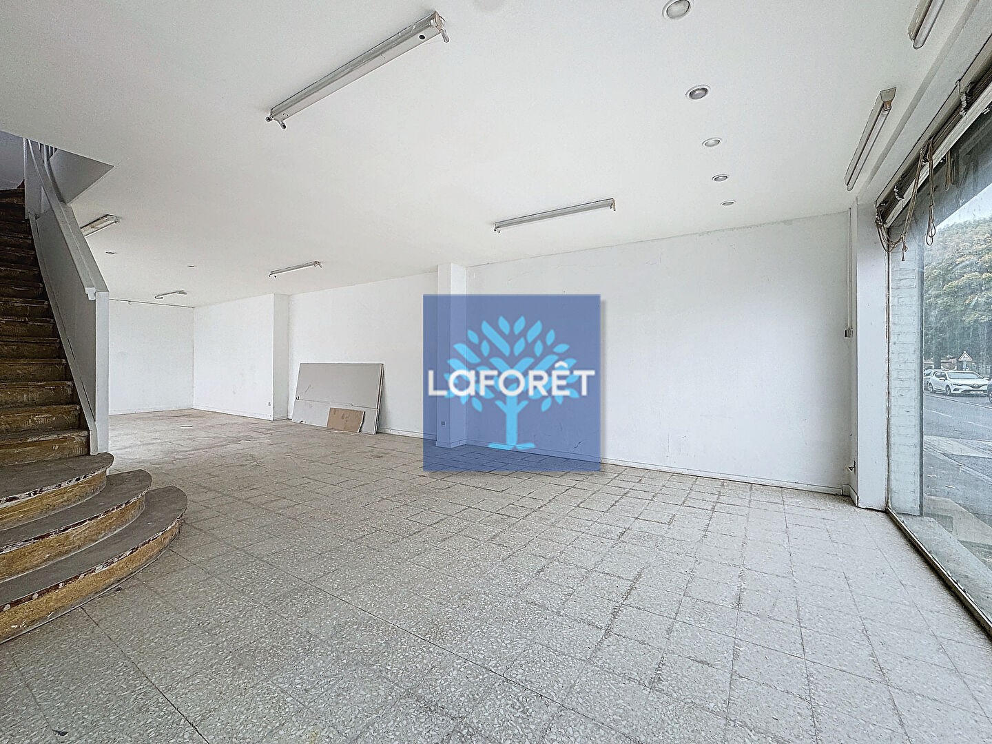 Local commercial 6 pièces 230 m²