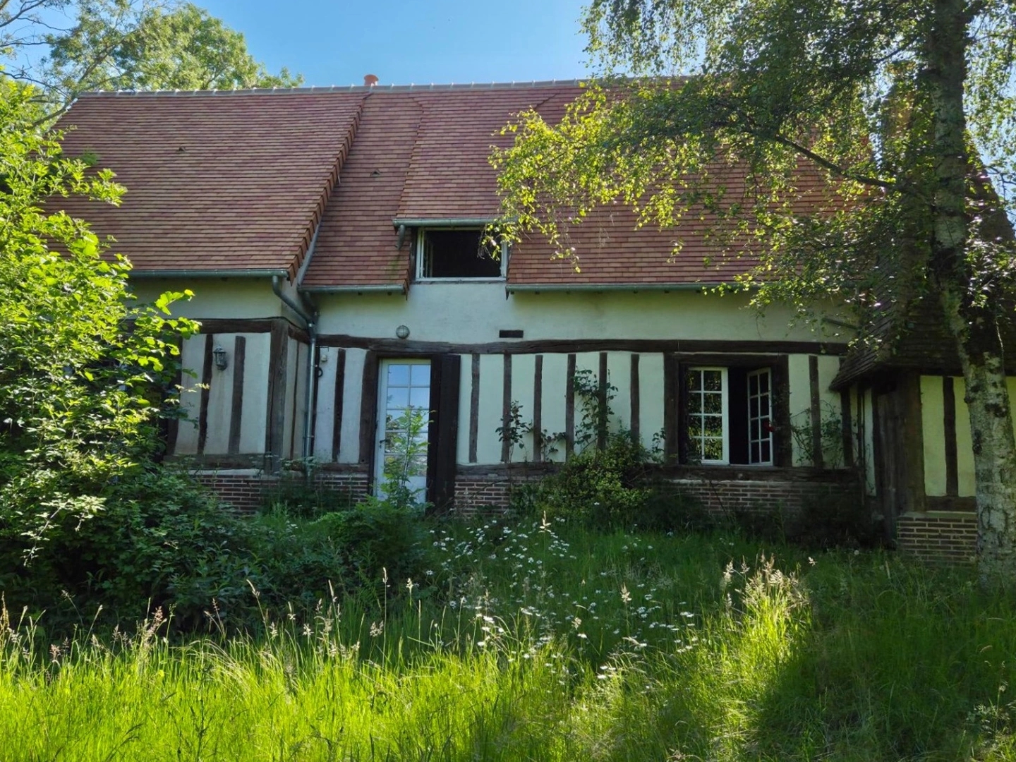 Maison spacieuse à vendre 8 pièces 4 chambres à BAILLEUL LA VALLEE sur un terrain de 1 hectare