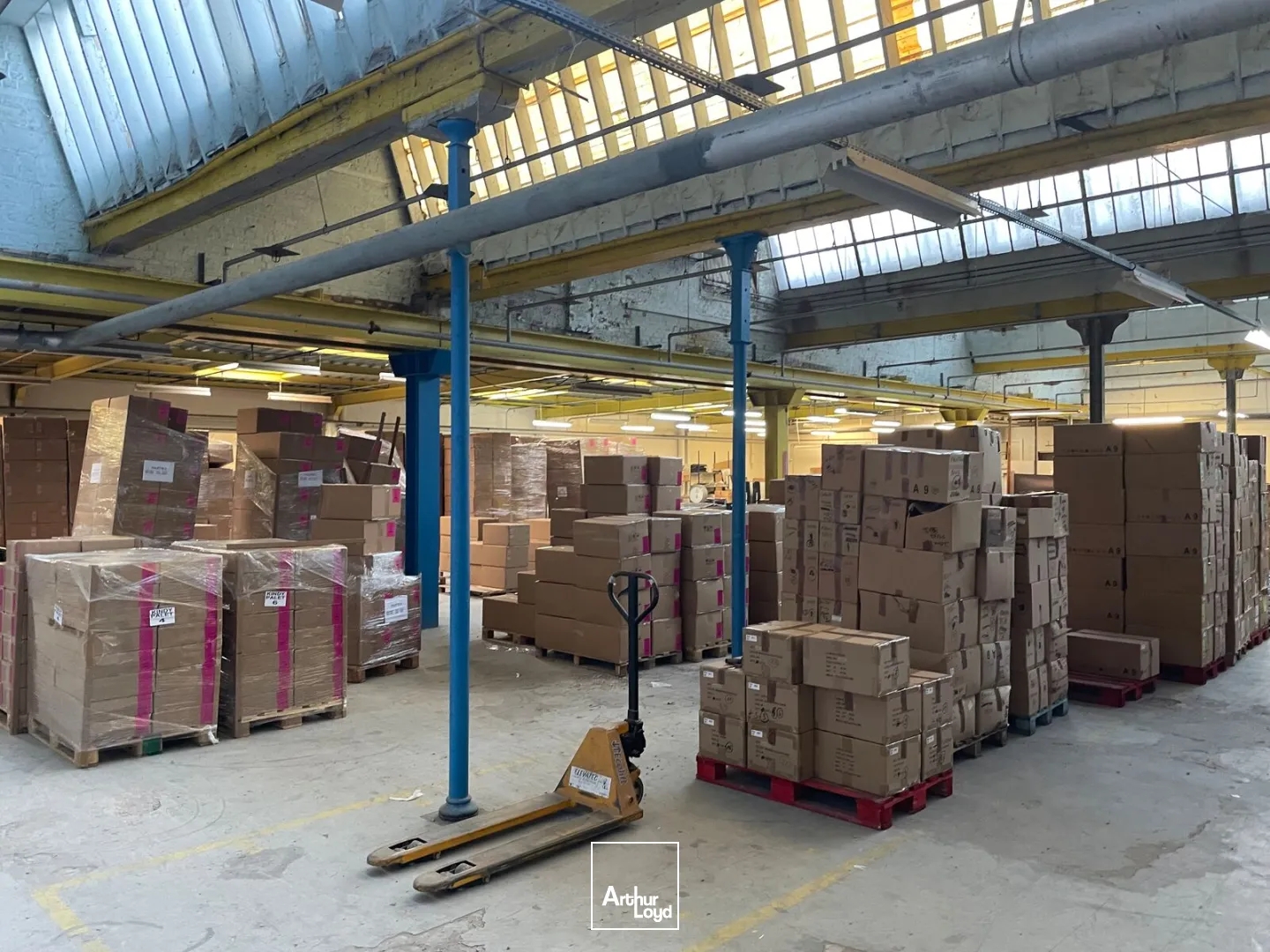 Environ 10 000m2 d'entrepôts et bureaux à vendre dans l'Oise