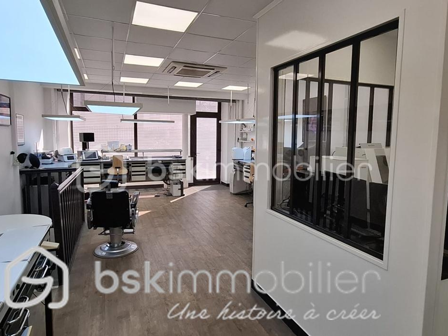 MUR DE BOUTIQUE - LEVALLOIS-PERRET