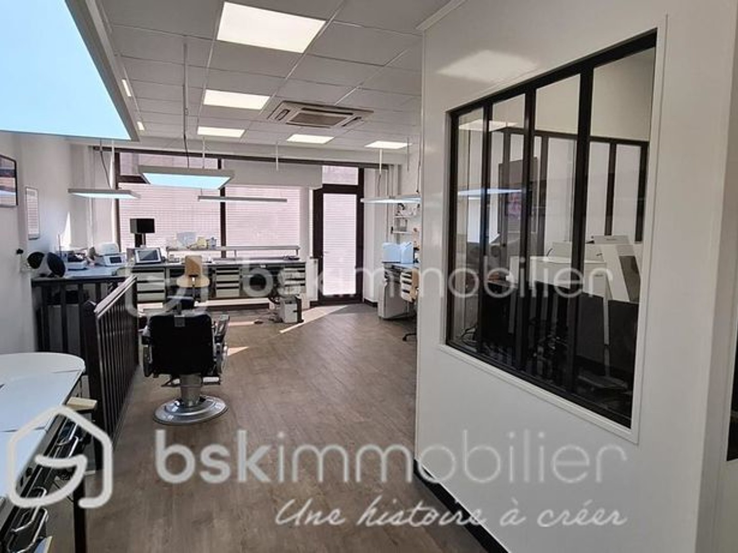 MUR DE BOUTIQUE - LEVALLOIS-PERRET