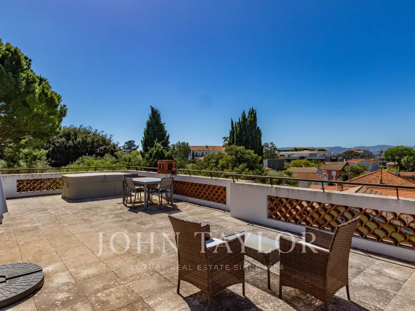Maison à vendre - 6 pièces - 242m2 - Antibes (06160)