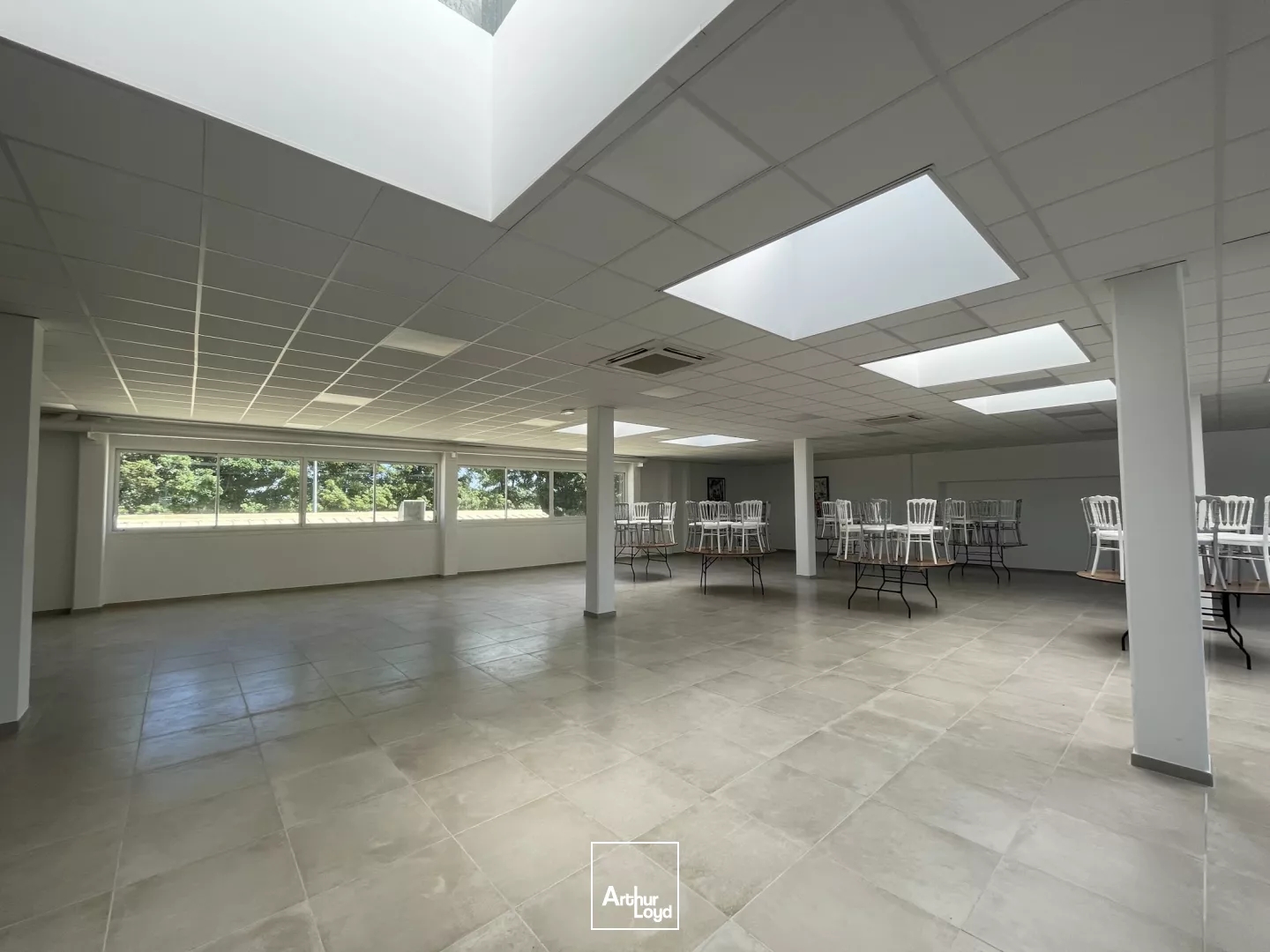 1400m2 environ de bureaux et 220m2 environ d'annexes à vendre à Bresles