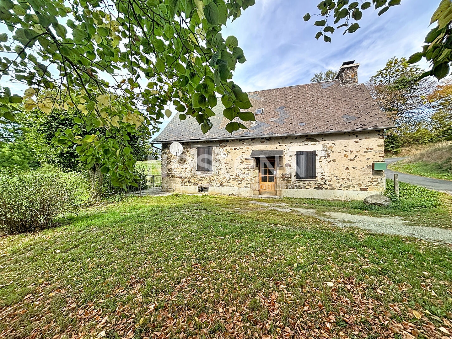 A VENDRE À CHAMBOULIVE ENSEMBLE EN PIERRE AVEC GRANGE ET 4 300 M² DE TERRAIN