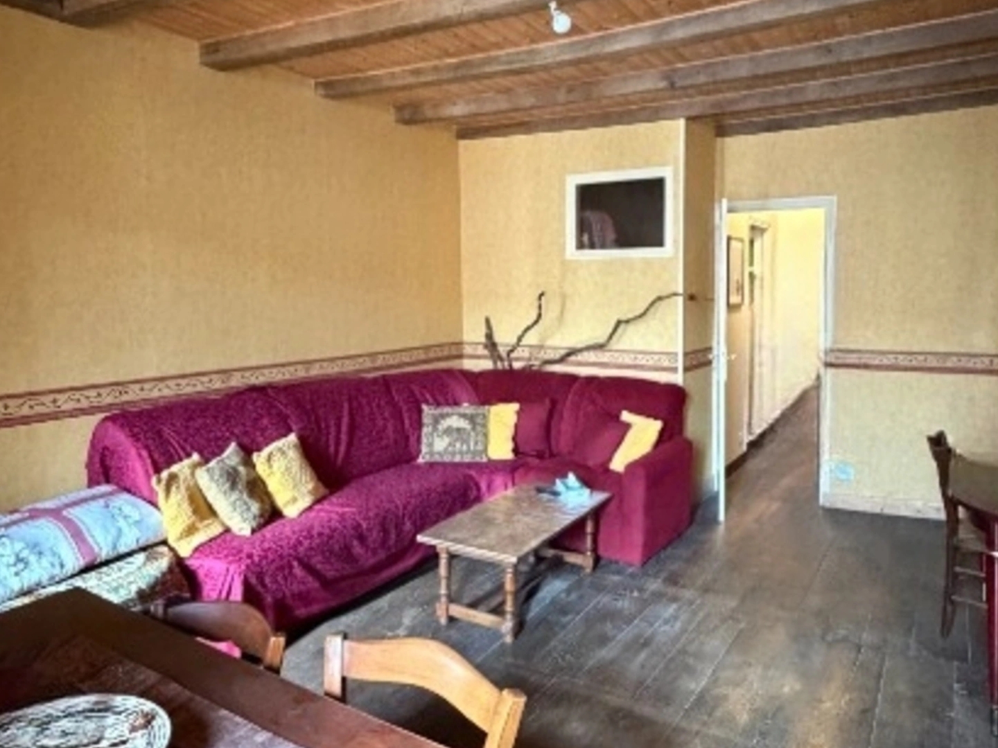 La Rochefoucauld. Immeuble avec magasin et appartement