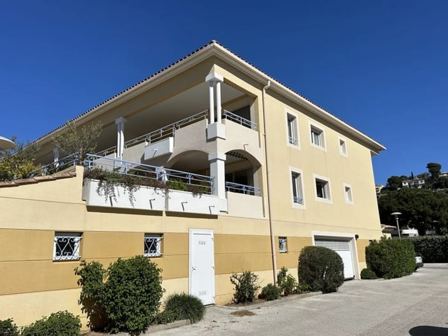 APPARTEMENT 4 PIÈCES LE LAVANDOU CENTRE