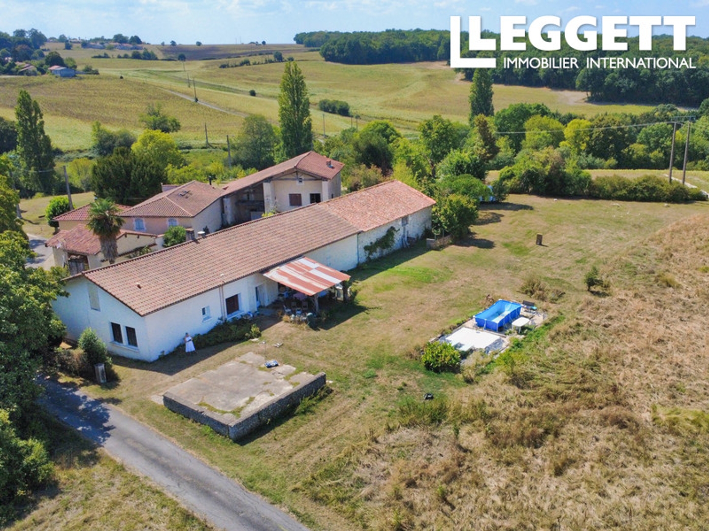 Maison de hameau de plain pied avec seconde maison à rénover, dépendances et vues panoramiques. Calme absolu !