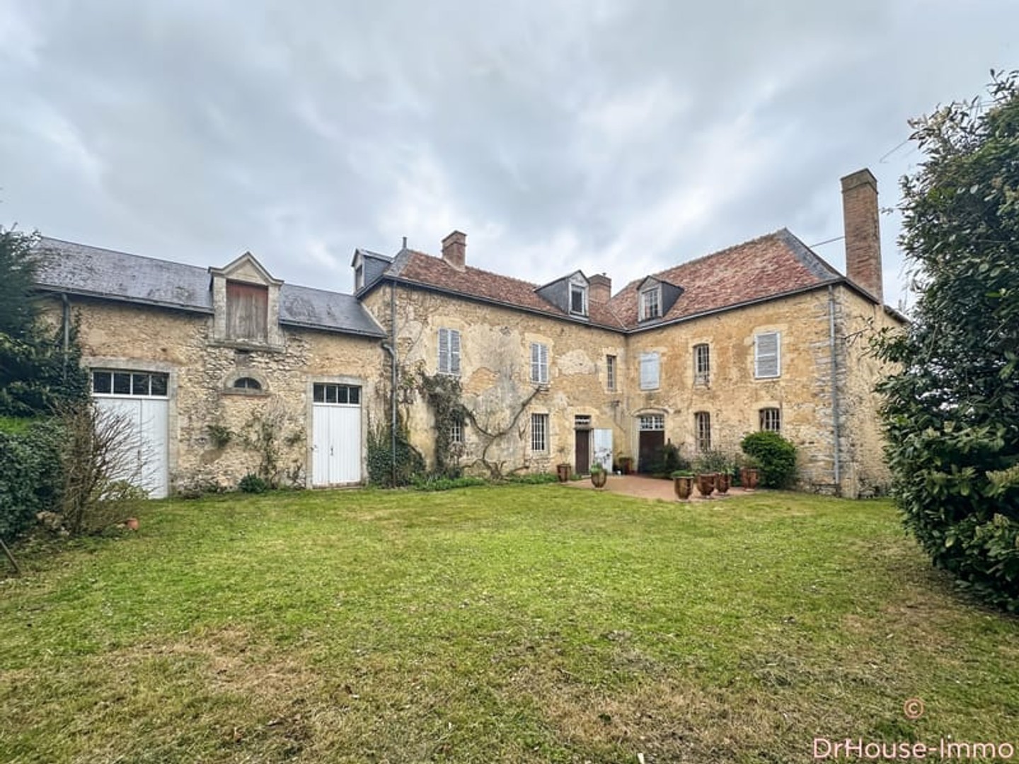 NOGENT LE BERNARD - Ancien Presbytère - 272 m2 habitables + dépendances et Terrain