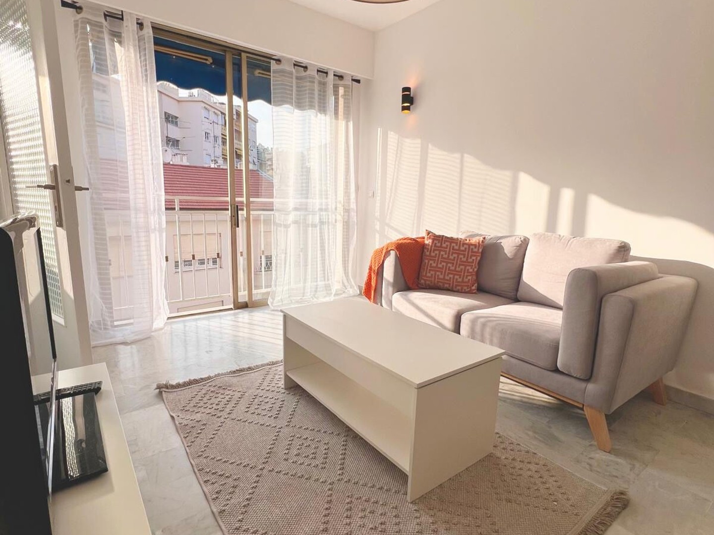 CANNET SAINTE CATHERINE VASTE T1 REFAIT A NEUF ETAGE ELEVE PROCHES COMMODITES