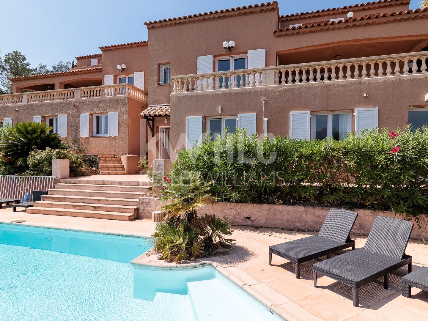 Immeuble à vendre - 9 pièces - 283m2 - Saint-Raphaël (83700)