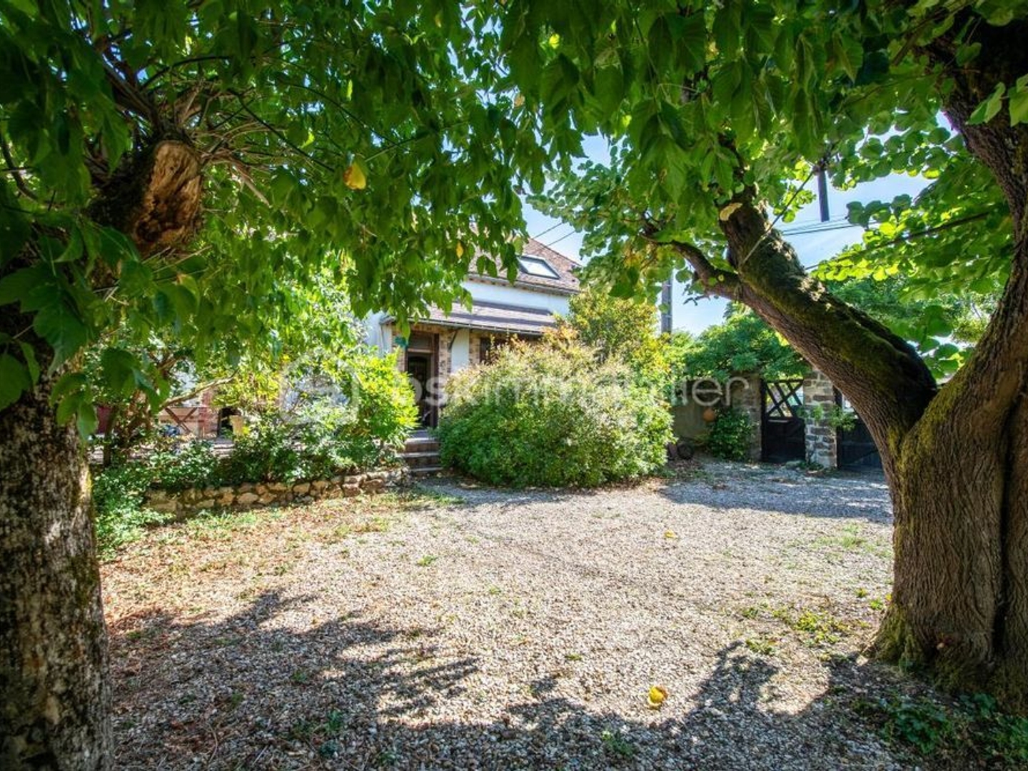 Ensemble immobilier composé de des 3 bâtisses, 7 chambres ainsi qu'une magnifique crypt du XIIème siècle !