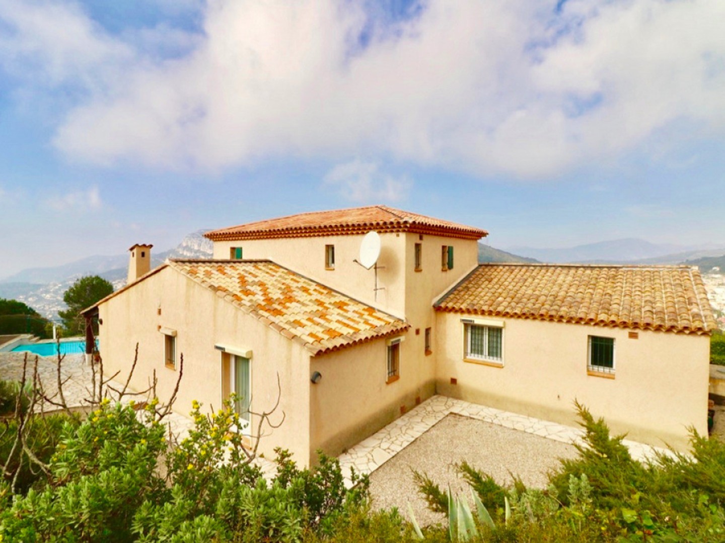 LA TURBIE, DOMAINE PRIVE, TRES BELLE VILLA PROVENCALE AVEC P