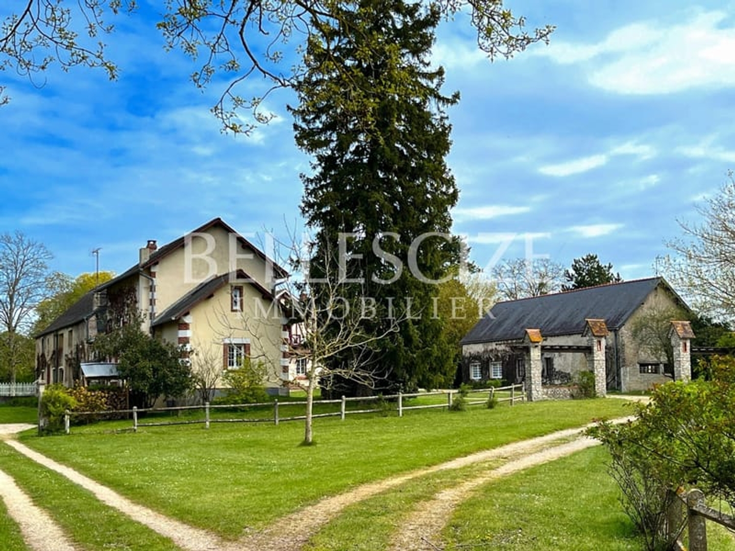 Domaine de caractère au coeur de la nature Plus de 10 hectares de terrain