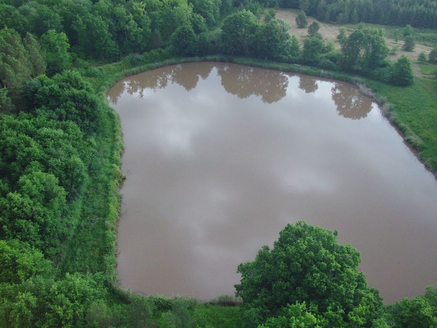 Étang d'environ 1,2 ha sur 25600m² de Terrain