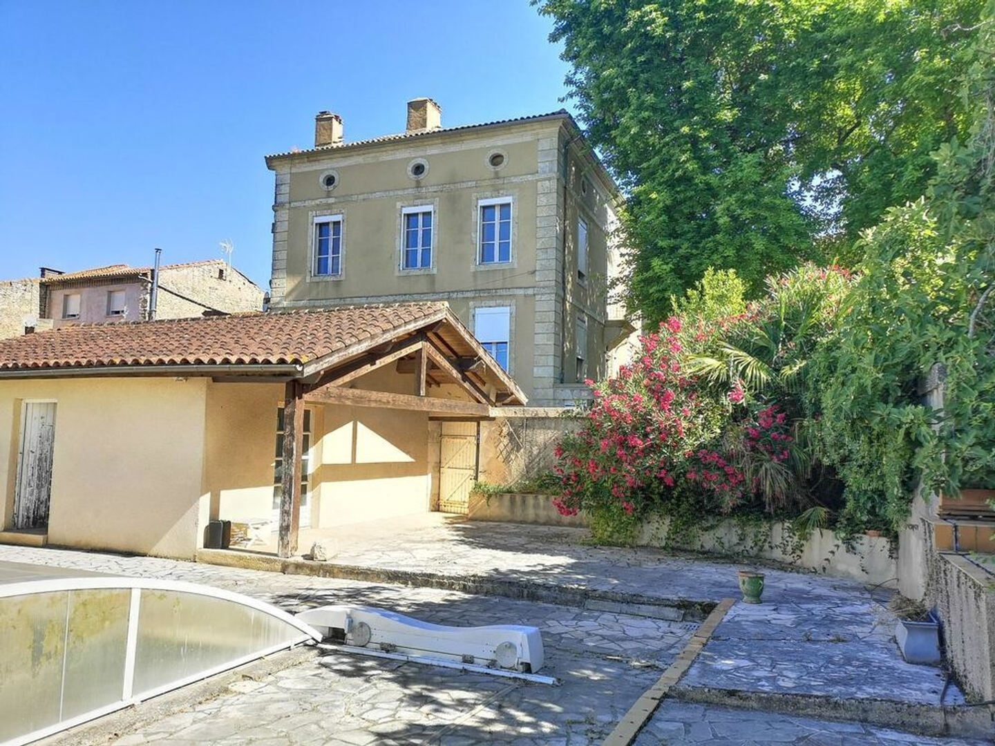 A vendre JEGUN, Gers ! Superbe et rare maison d'époque à moderniser au coeur d'un très beau village recherché à 20 minutes d'Auch