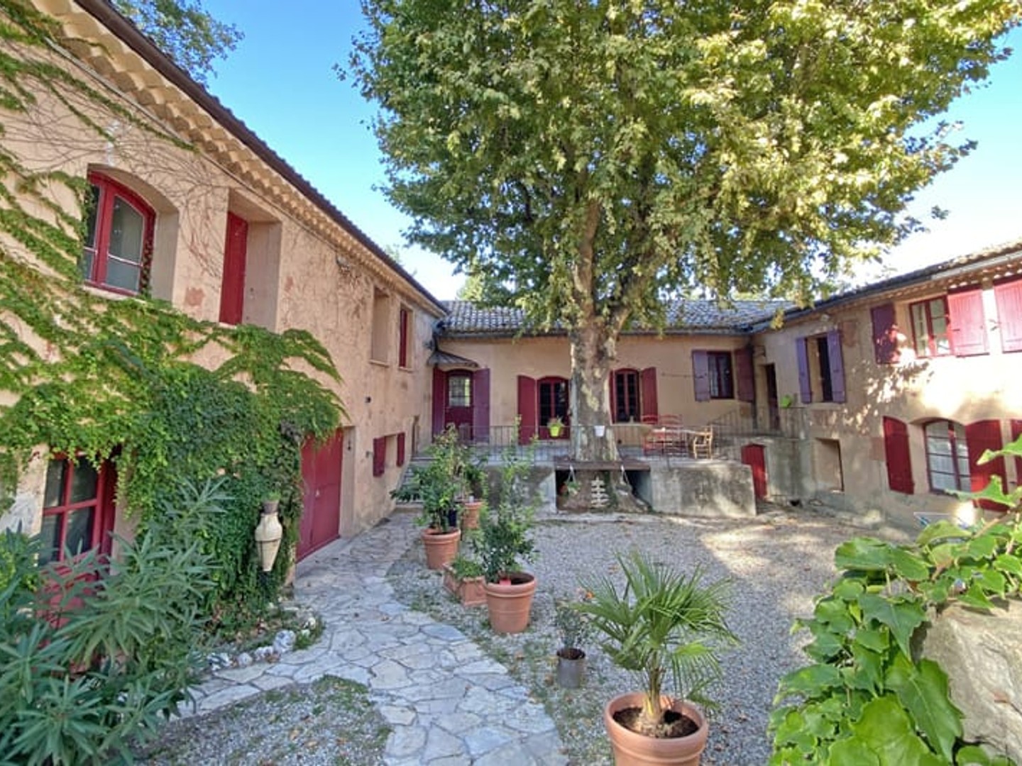 Bio et oenotourisme Domaine viticole sur 70 ha en AOP Côte