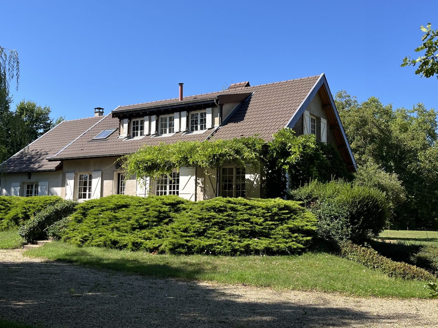 Belle maison familiale 12 pièces, 7 chambres, avec grand jardin et piscine