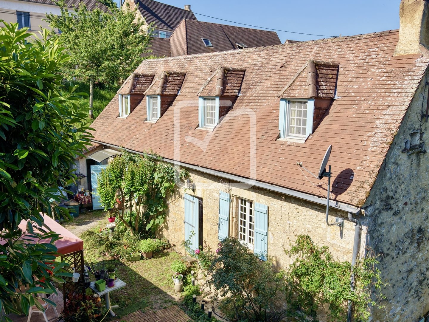 VIAGER OCCUPE : Charmante maison de village sur plus de 1500 m2 de terrain arboré