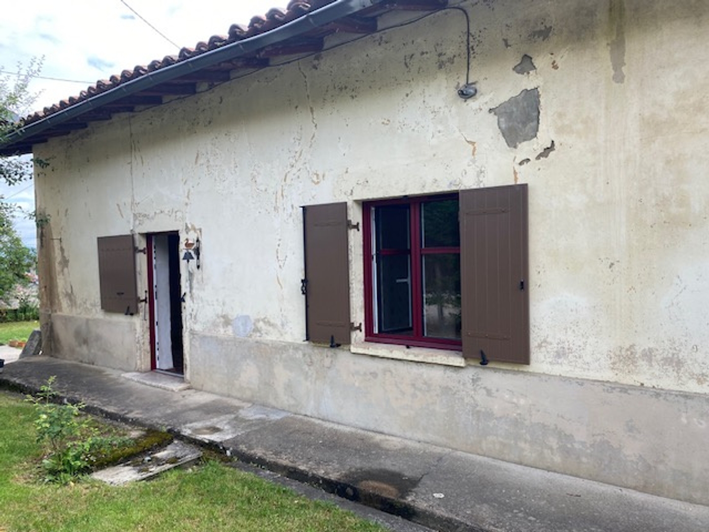 Maison à rénover dans hameau paisible des Combes