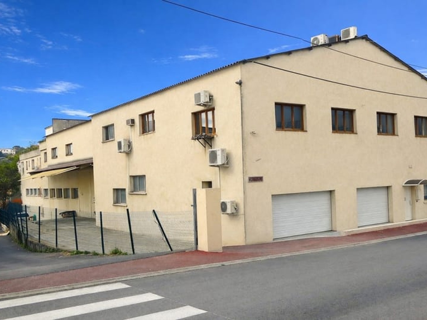 ALPES MARITIMES (06) - GRASSE A VENDRE GRAND ENTREPOT DE 1800 m²
