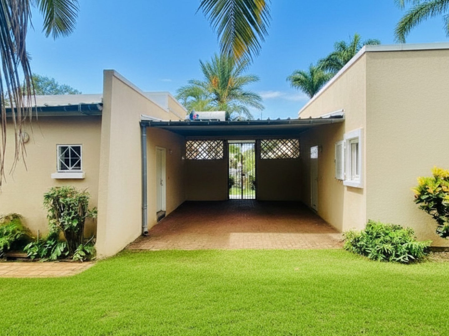 Maison à vendre - 7 pièces - 245m2 - La Possession (97419)