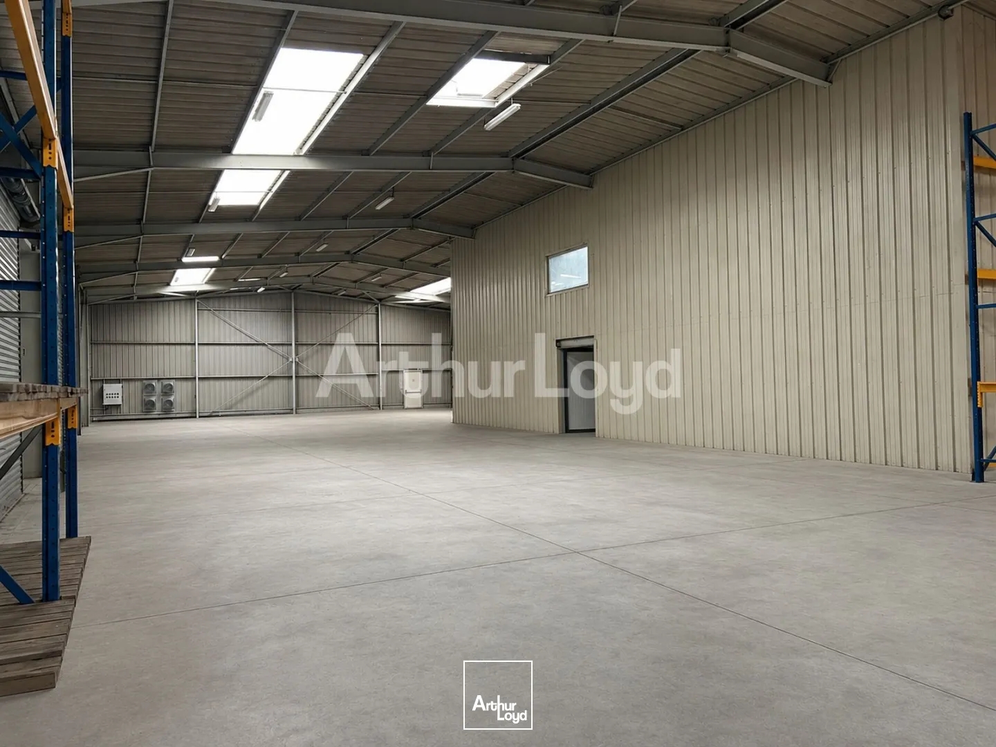 Rare sur ce secteur du Valenciennois , entrepôt de 1000 m2 environ à vendre