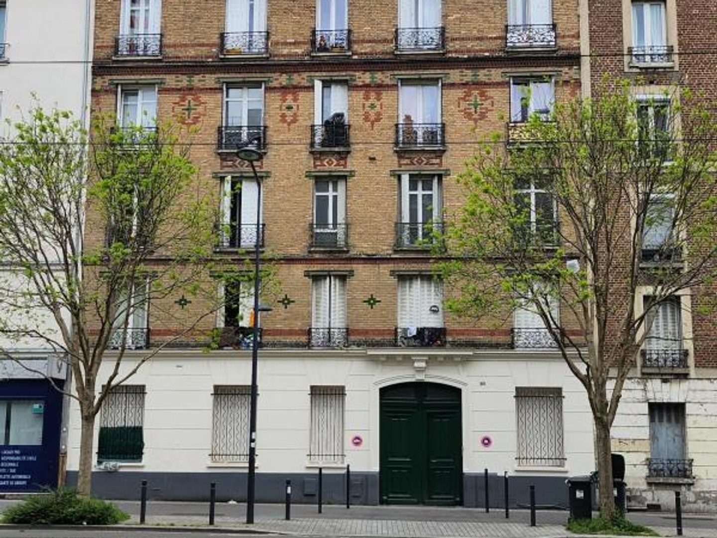 Immeuble au centre ville de SAINT DENIS, composé de 25 petits appartements, à 200 m de la station de métro St-Denis Porte de Paris