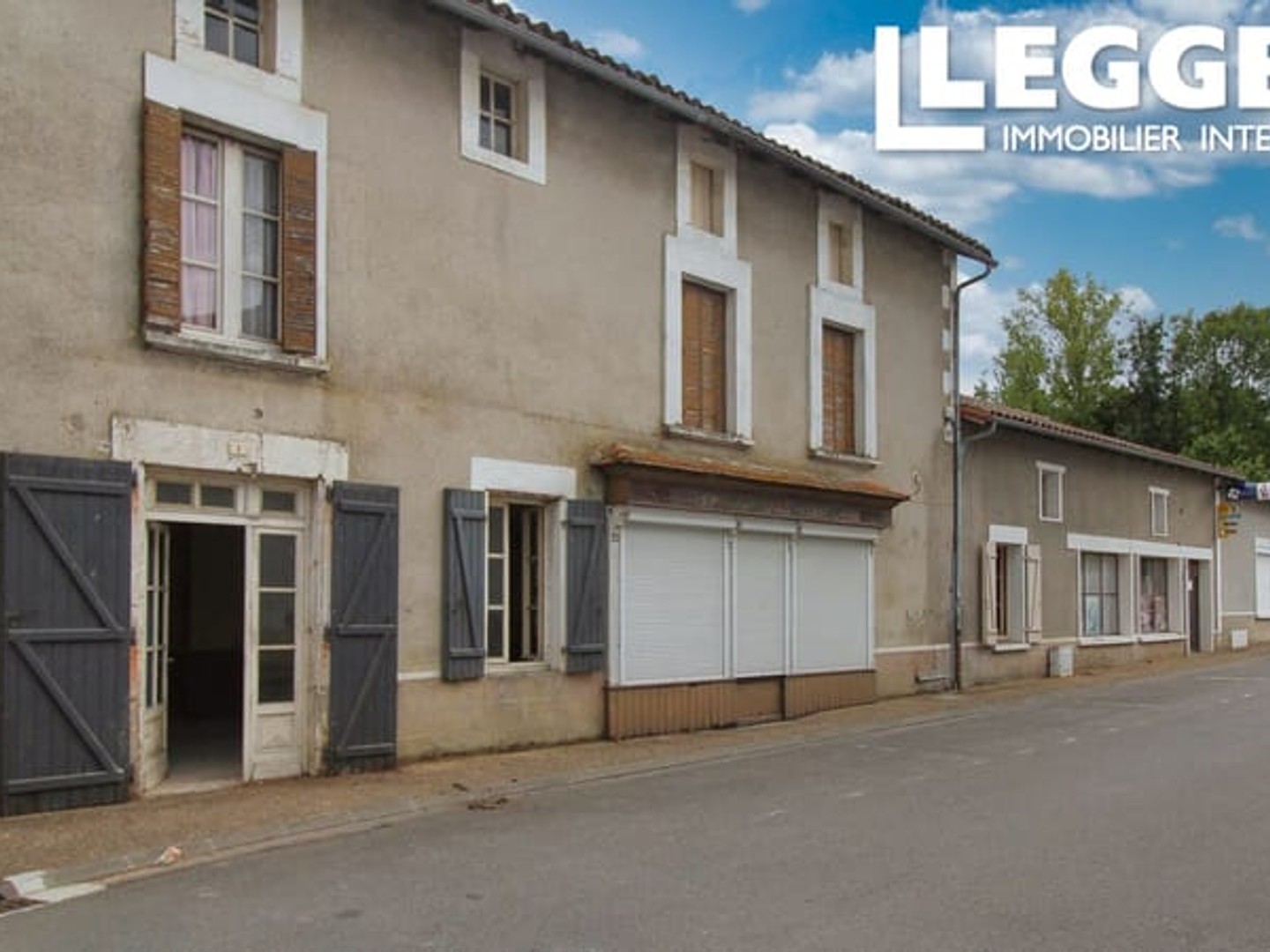 Locaux commerciaux comprenant un magasin avec un ancien bar / restaurant et des chambres à rénover