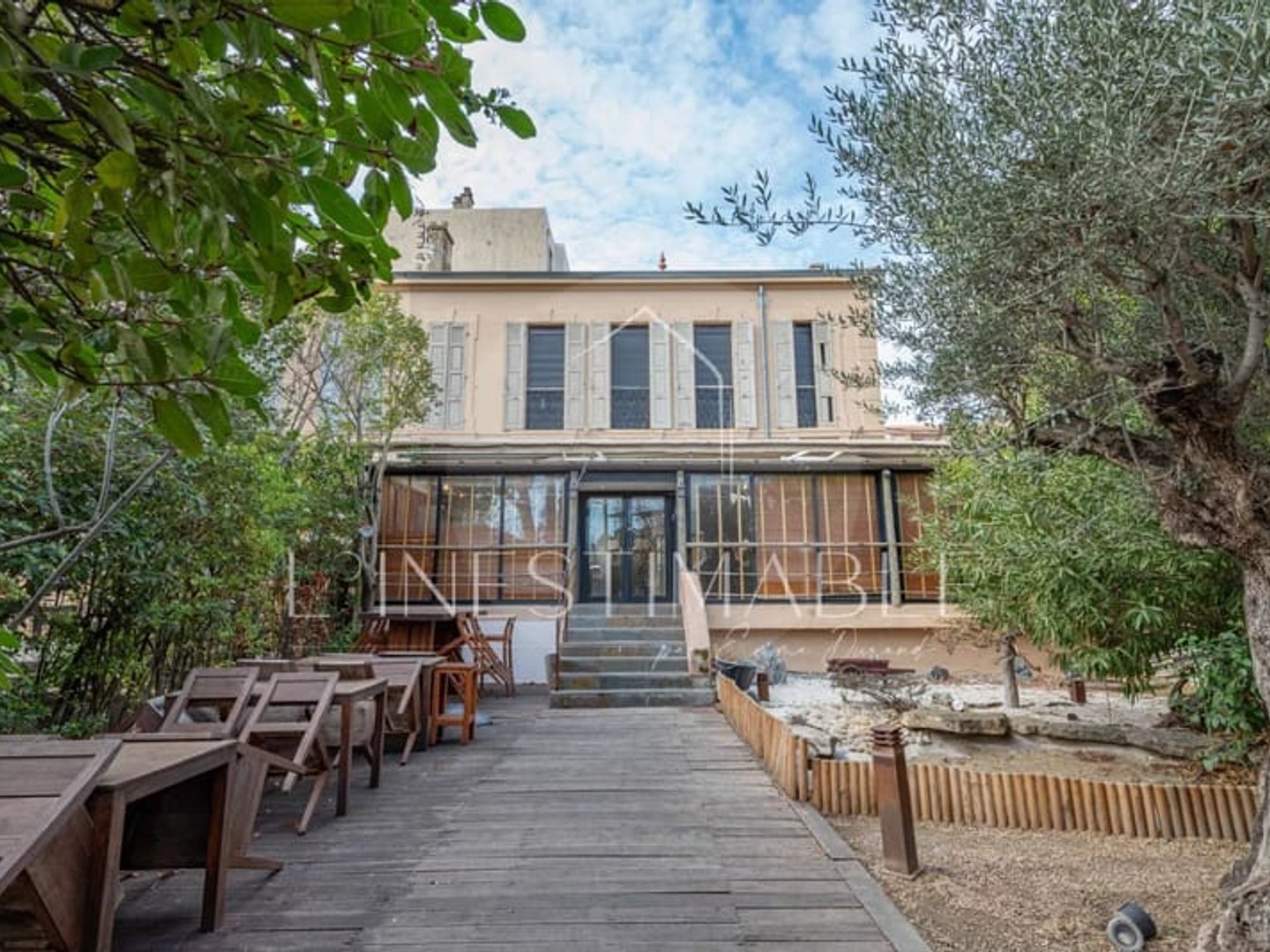 Immeuble et restaurant, murs et fonds