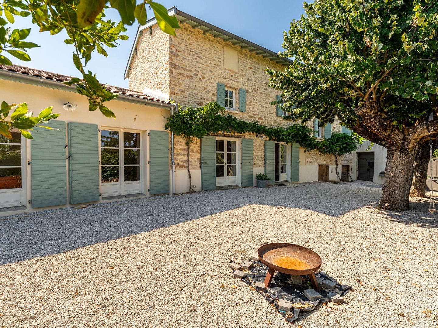 Maison en pierres dorées rénovée sur les hauteurs de Lachassagne avec vue panoramique