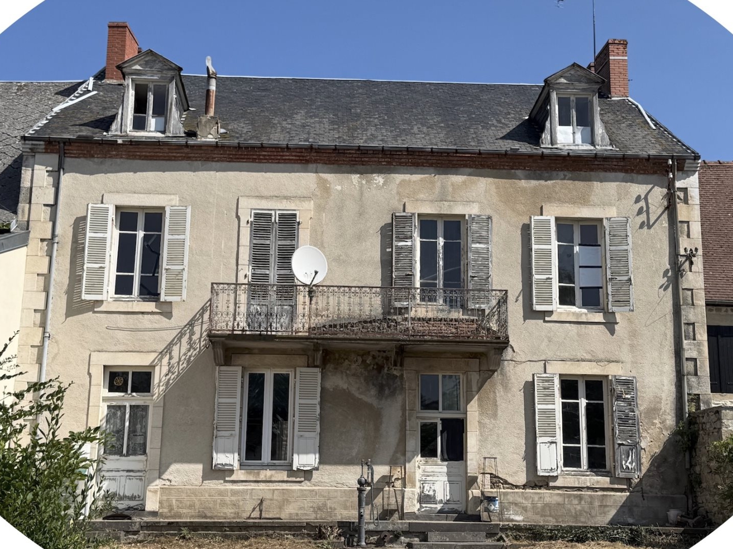 Auv 1227 : Maison de bourg à rénover, jardin, garages et grange