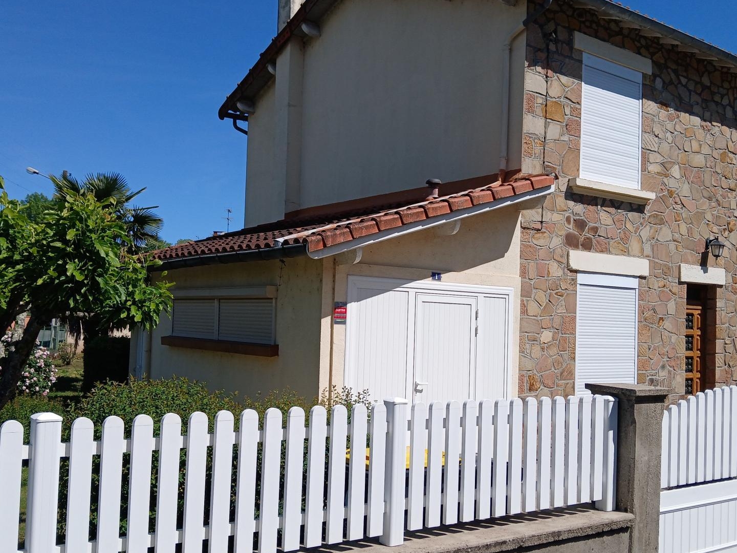 Maison de type 5 mitoyenne 135 m² environ.